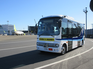 羽田空港制限区域内での自動運転バス走行の様子