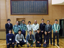 菰野小学校5年生の先生方とNEXCO中日本、当社スタッフで記念撮影