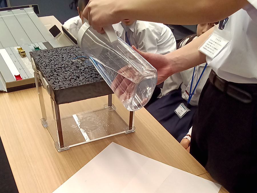 排水性舗装に水を通す実験