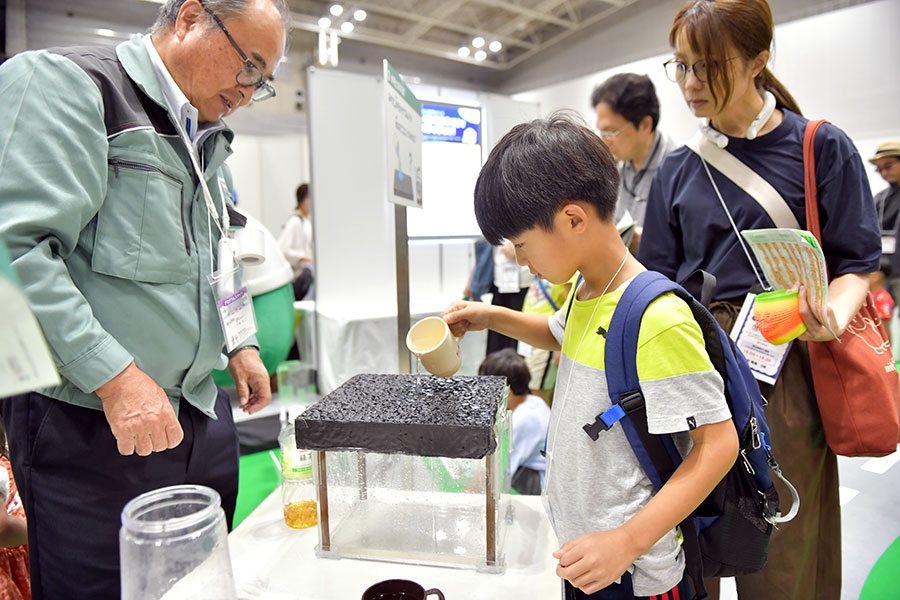 排水性舗装に水を通す実験